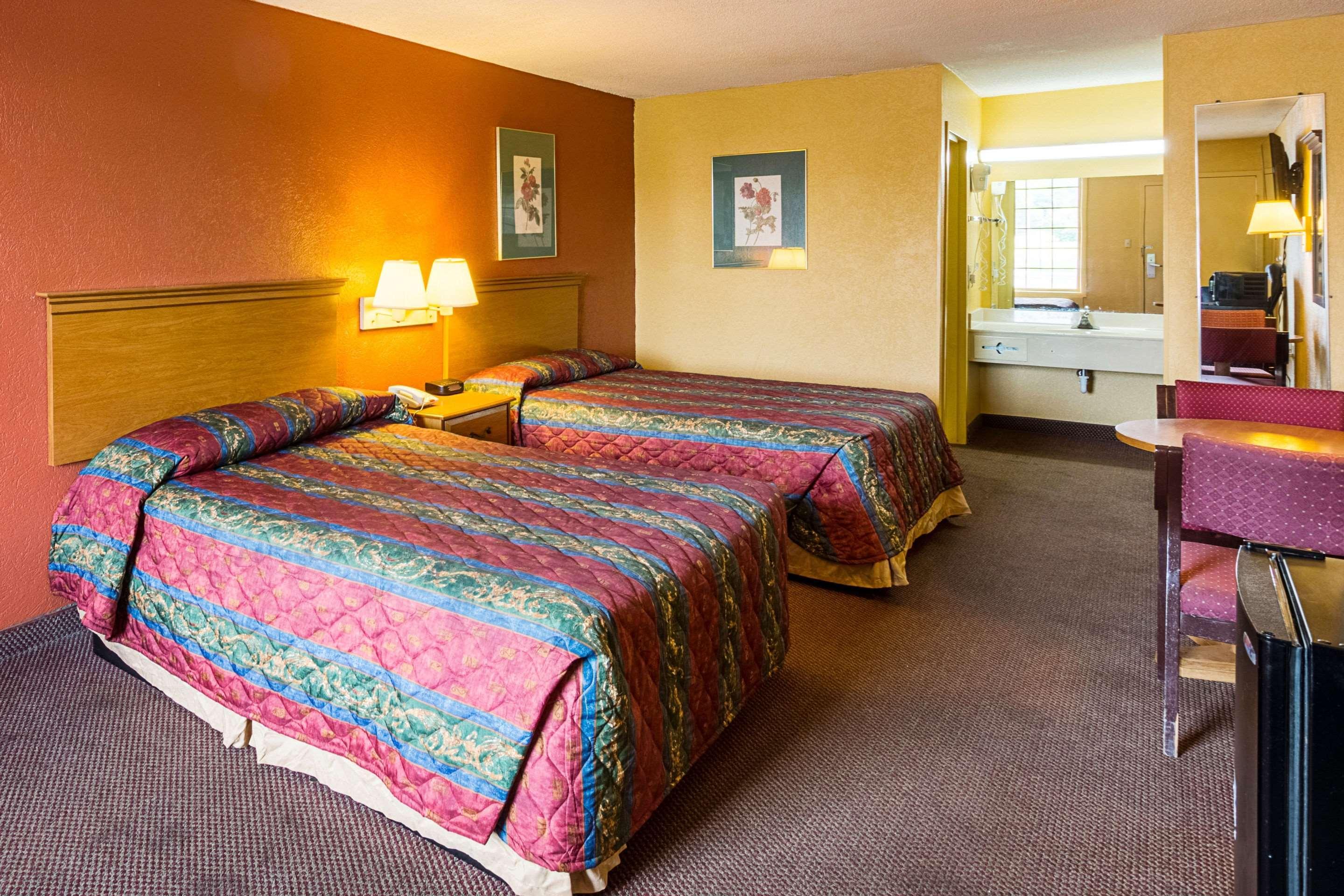 Orangeburg Inn & Suites ภายนอก รูปภาพ
