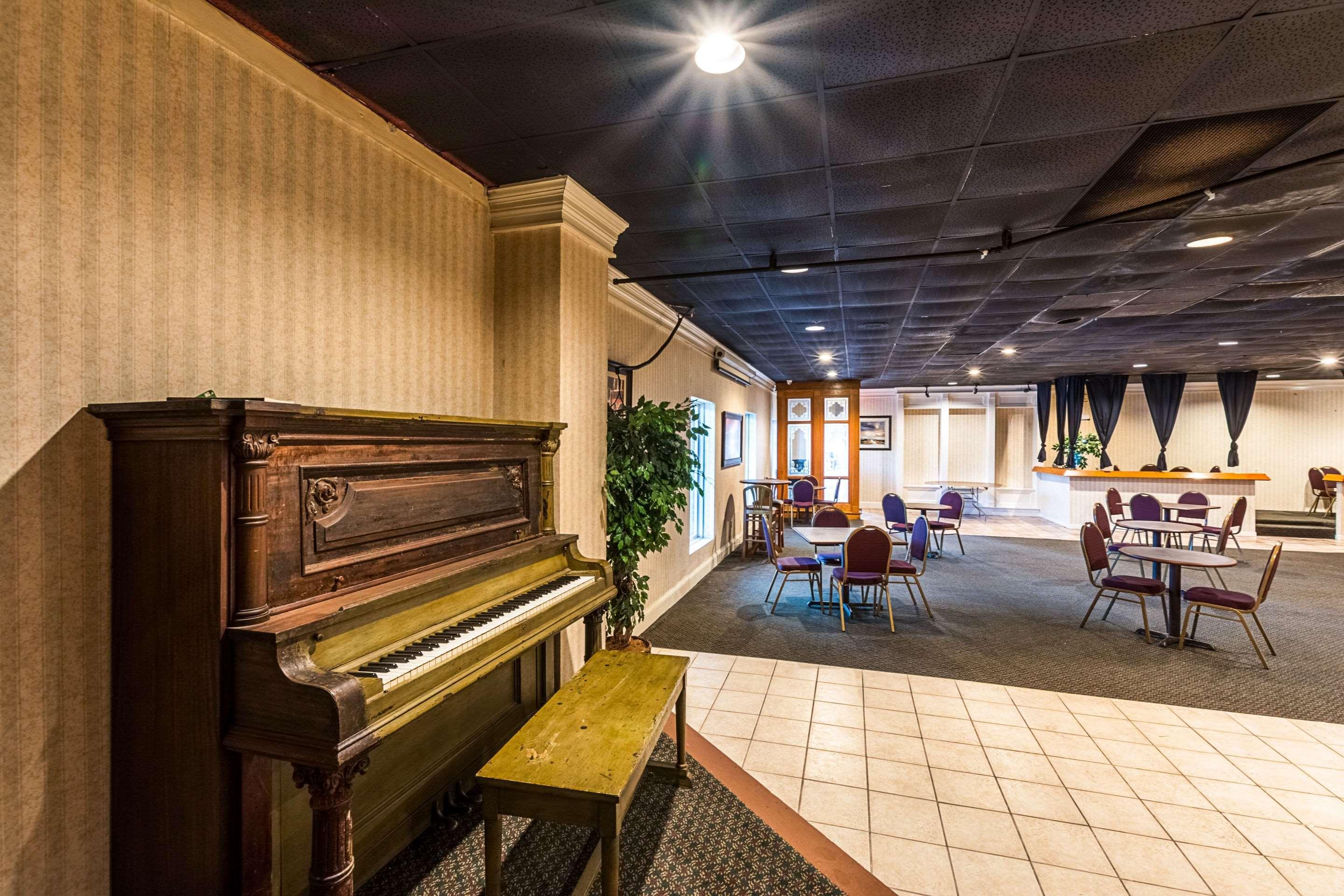 Orangeburg Inn & Suites ภายนอก รูปภาพ