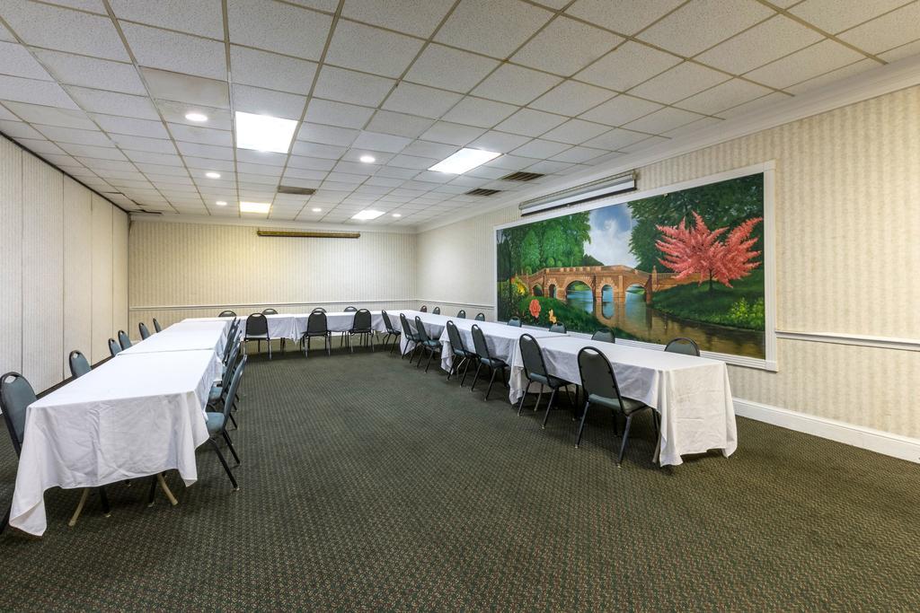 Orangeburg Inn & Suites ภายนอก รูปภาพ